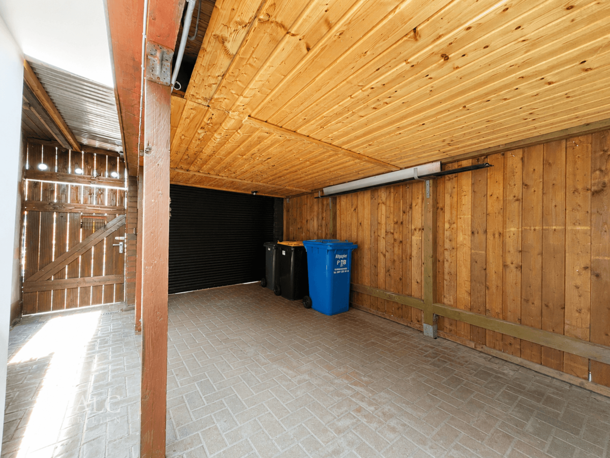 Garage mit E-Rolltor