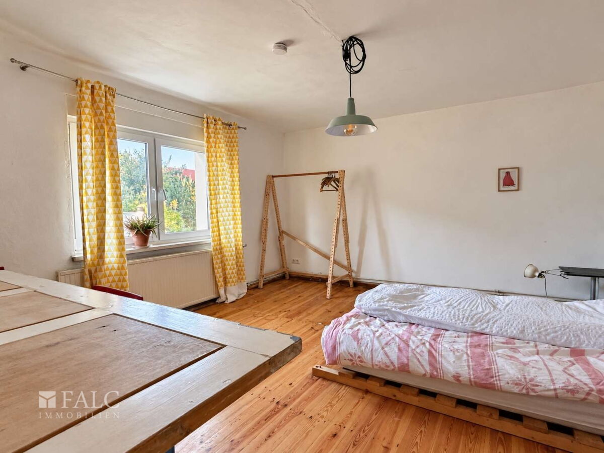 Schlaf- und Arbeitszimmer mit Dielen