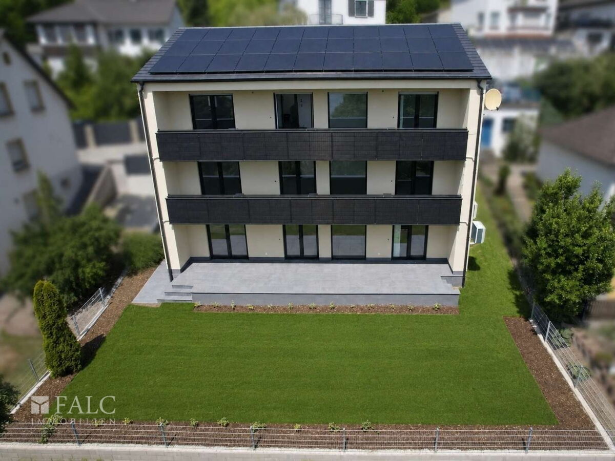 Außenansicht mit Solaranlage