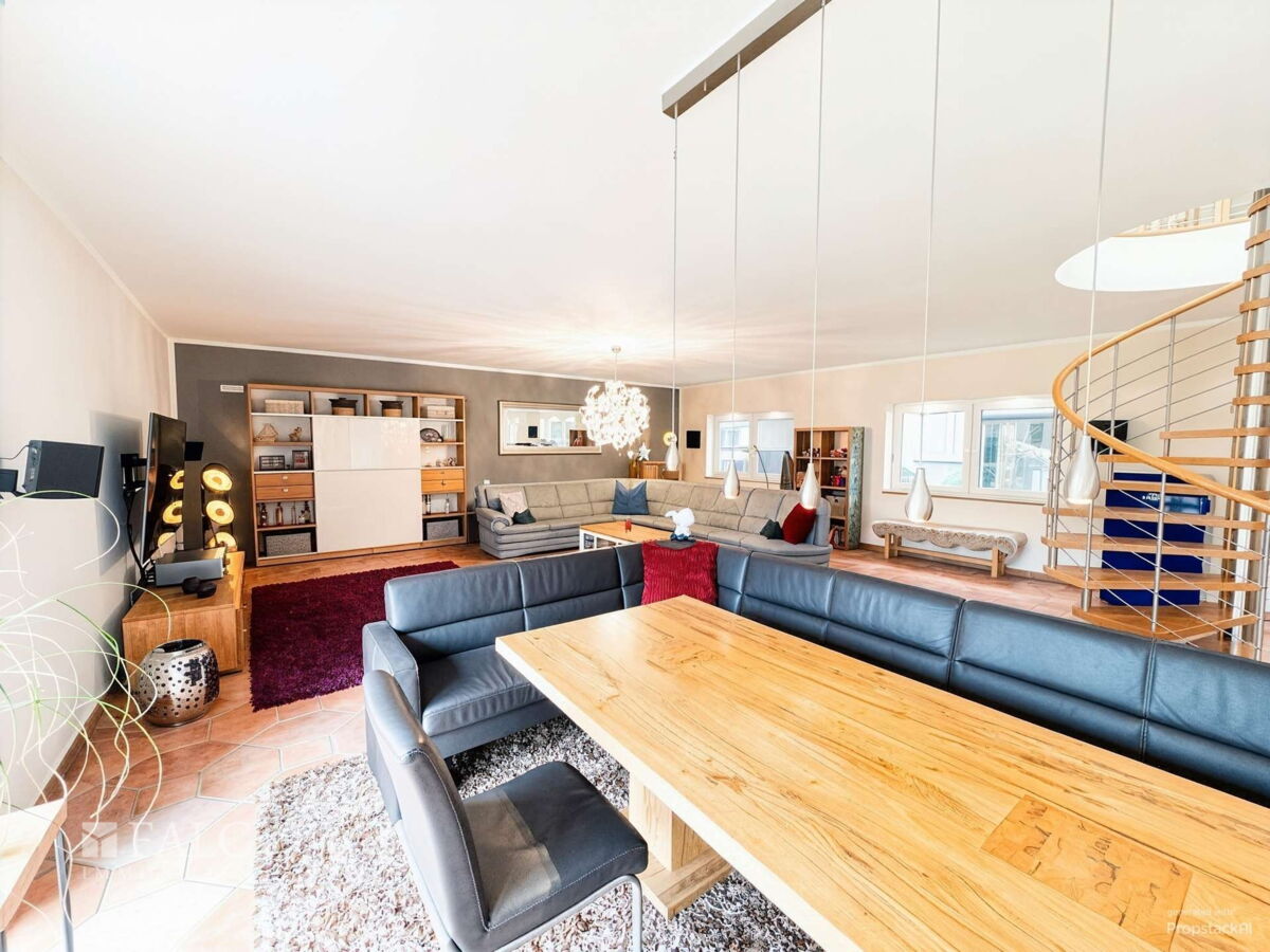 Essbereich mit Blick ins Wohnzimmer