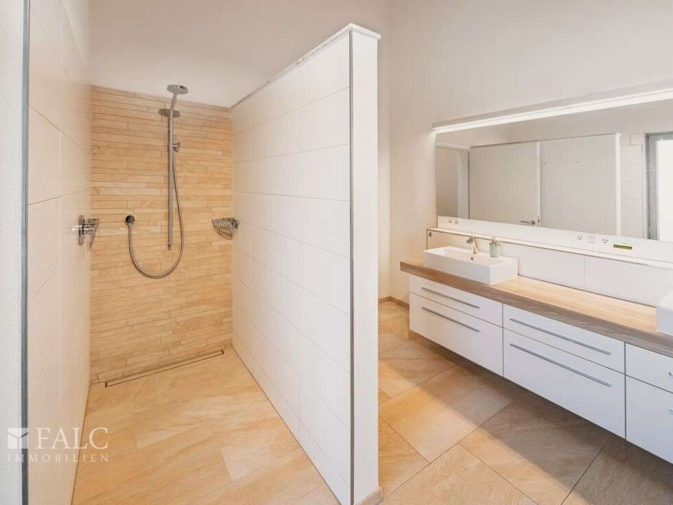 ... mit großer Dusche...