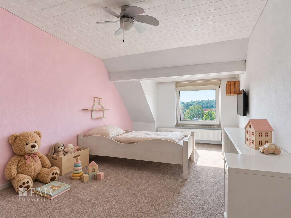 Großzügiges Kinderzimmer mit viel Spielfläche