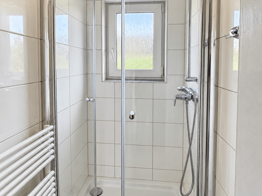 ...und einer separaten Dusche 
