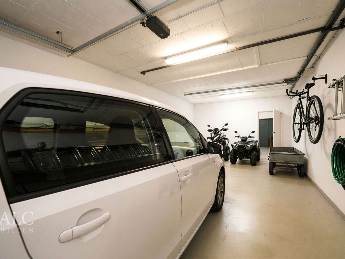 Großzügige Garage