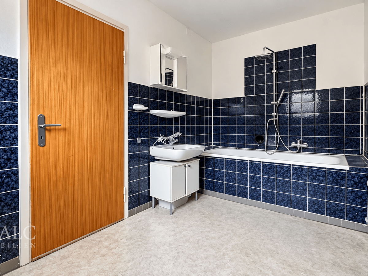 Helles Badezimmer mit blauen Fliesen