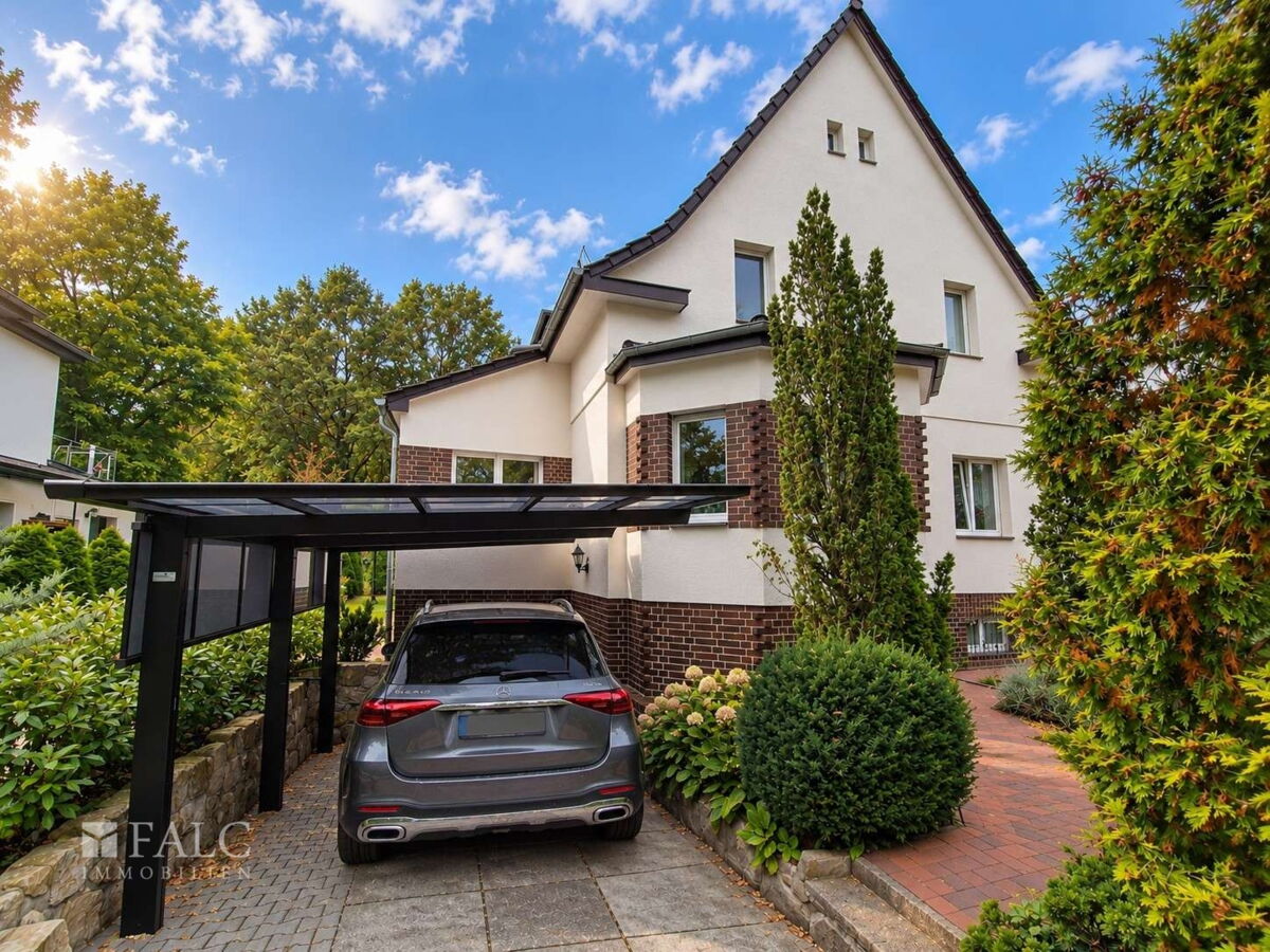 Seitenansicht mit Carport und Tiefgarage