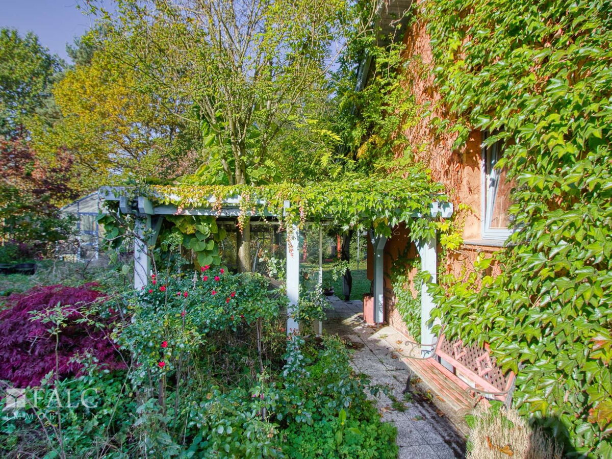 Unterstand seitlich des Hauses