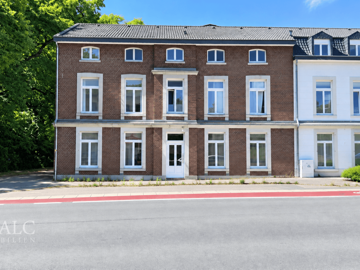 Straßenansicht Altbau