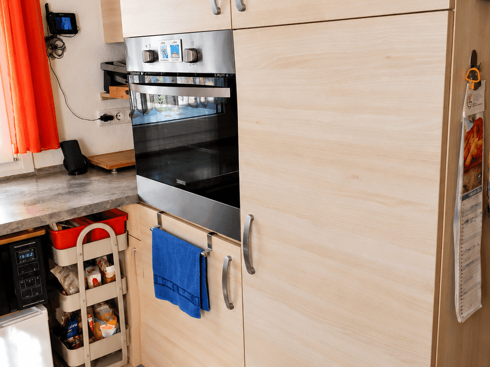  Küche mit hochwertigen Elektrogeräten
