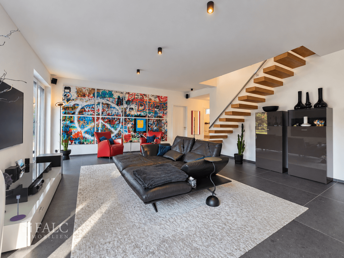 Modernes Wohnzimmer mit schwebender Holztreppe-12