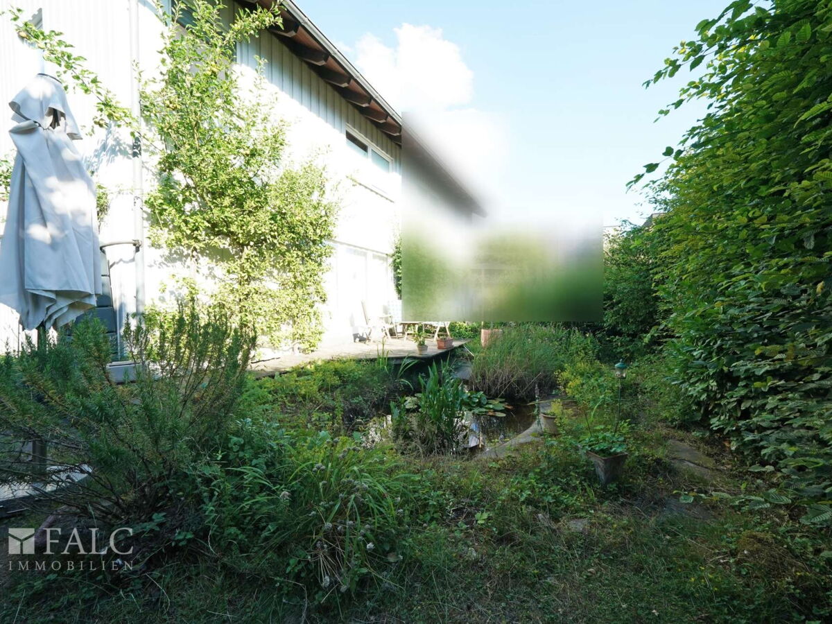 Holzterrasse mit Teich