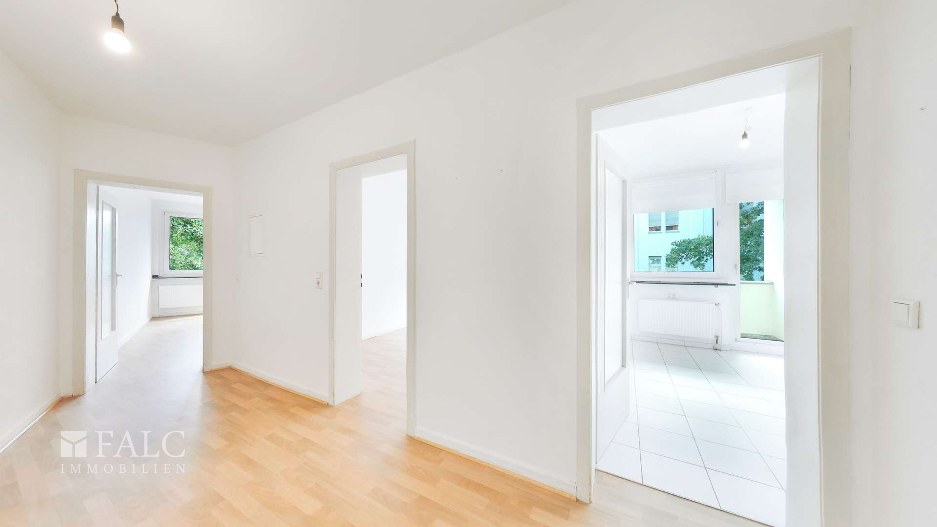 Frisch renoviert einziehen! 2 Zimmer mit neuer Einbauküche, Balkon & Loggia in Düsseldorf-Pempelfort - Photo 3
