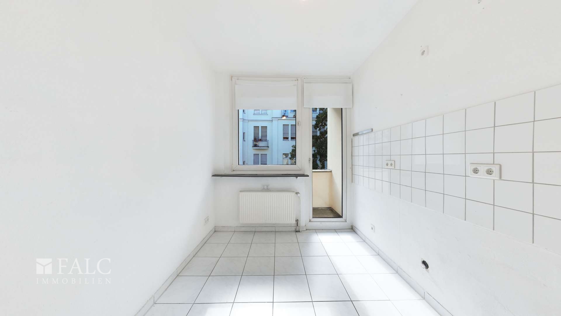 Frisch renoviert einziehen! 2 Zimmer mit neuer Einbauküche, Balkon & Loggia in Düsseldorf-Pempelfort - Photo 1