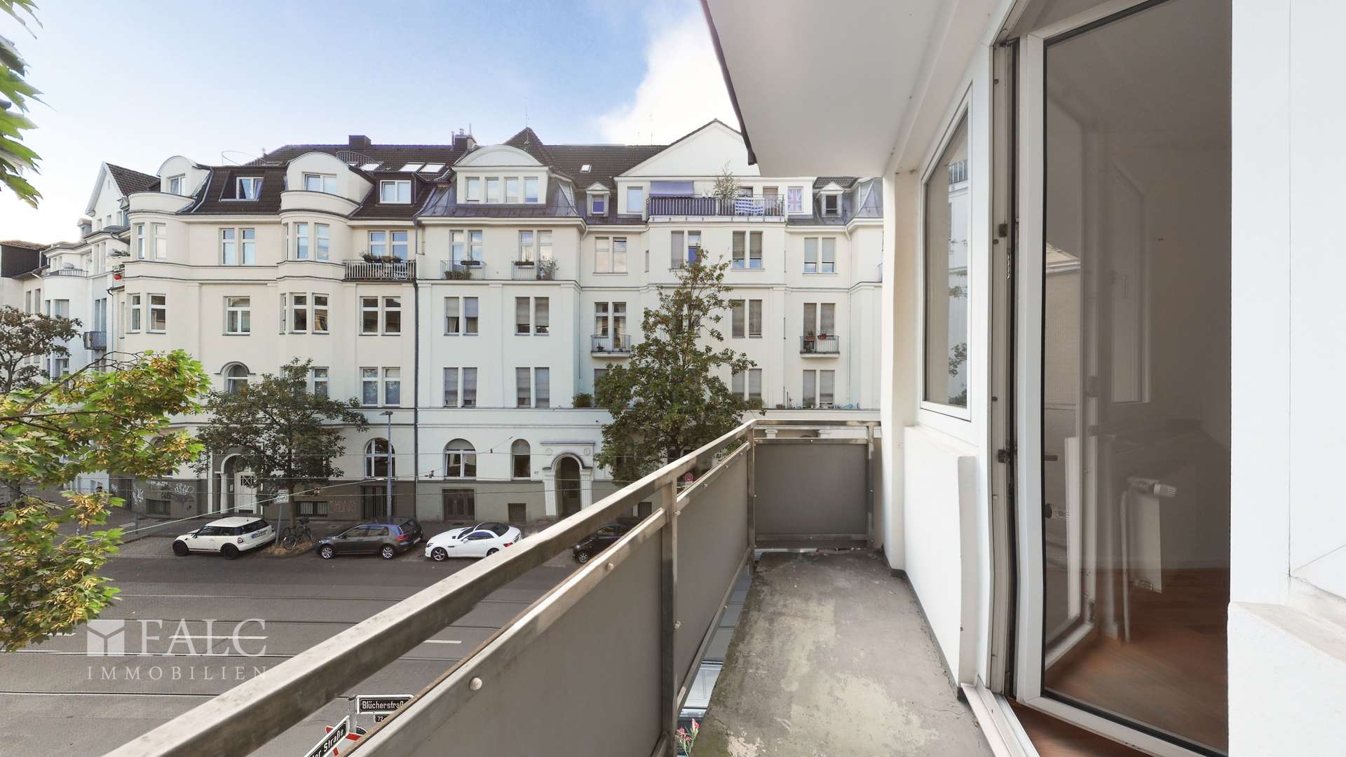 Frisch renoviert einziehen! 2 Zimmer mit neuer Einbauküche, Balkon & Loggia in Düsseldorf-Pempelfort - Photo 2