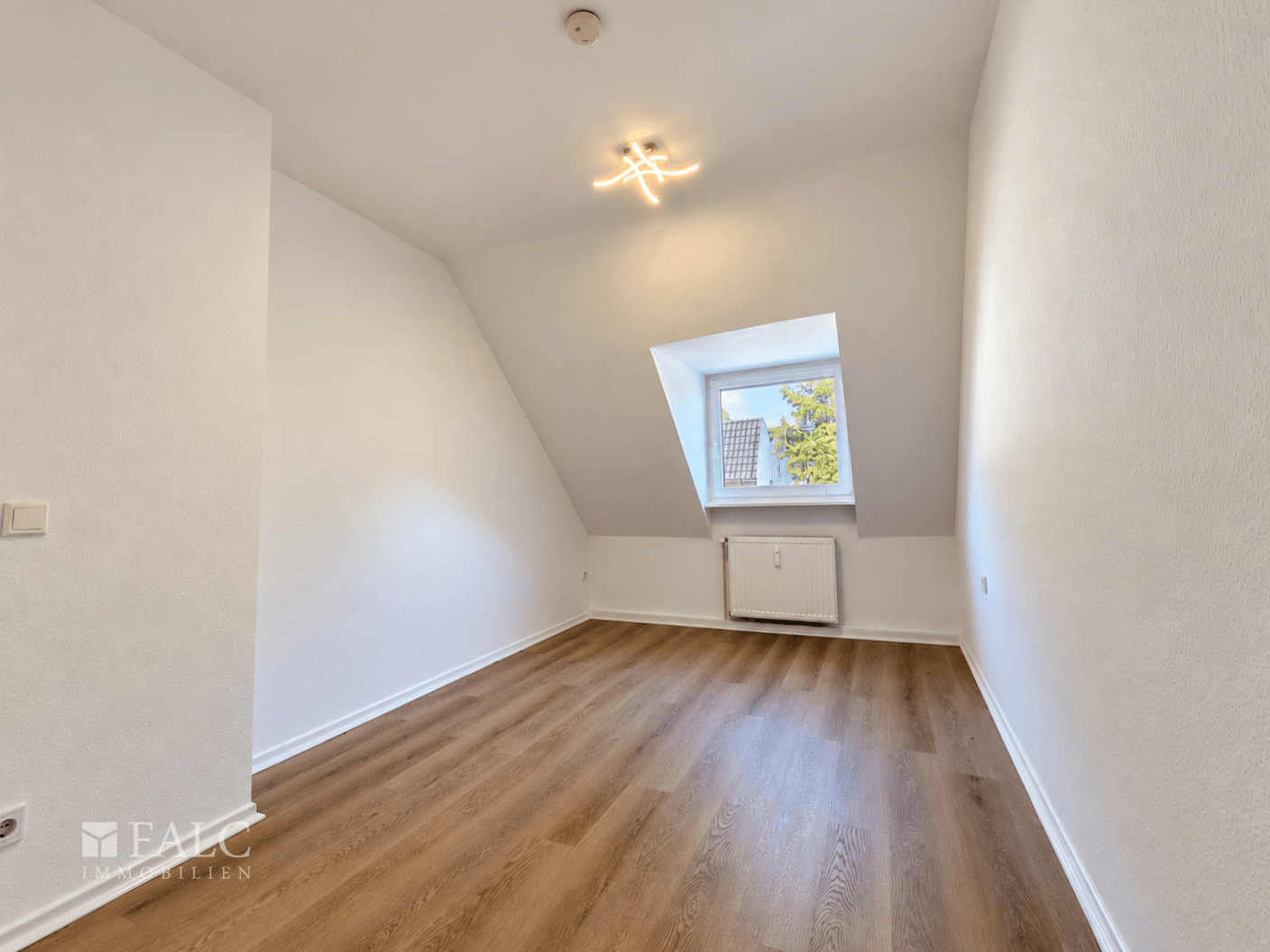 Lichtdurchflutete Dachgeschosswohnung mit Balkon und Einbauküche in Duisburg Ruhrort - Photo 3