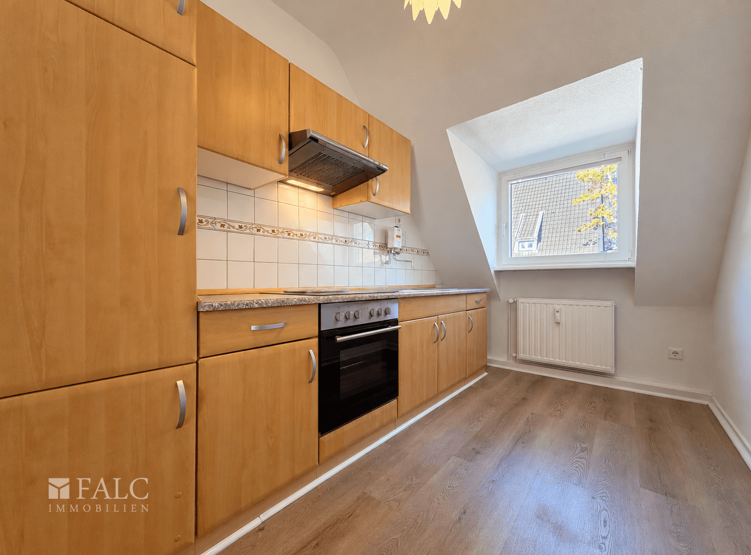 Lichtdurchflutete Dachgeschosswohnung mit Balkon und Einbauküche in Duisburg Ruhrort - Photo 1