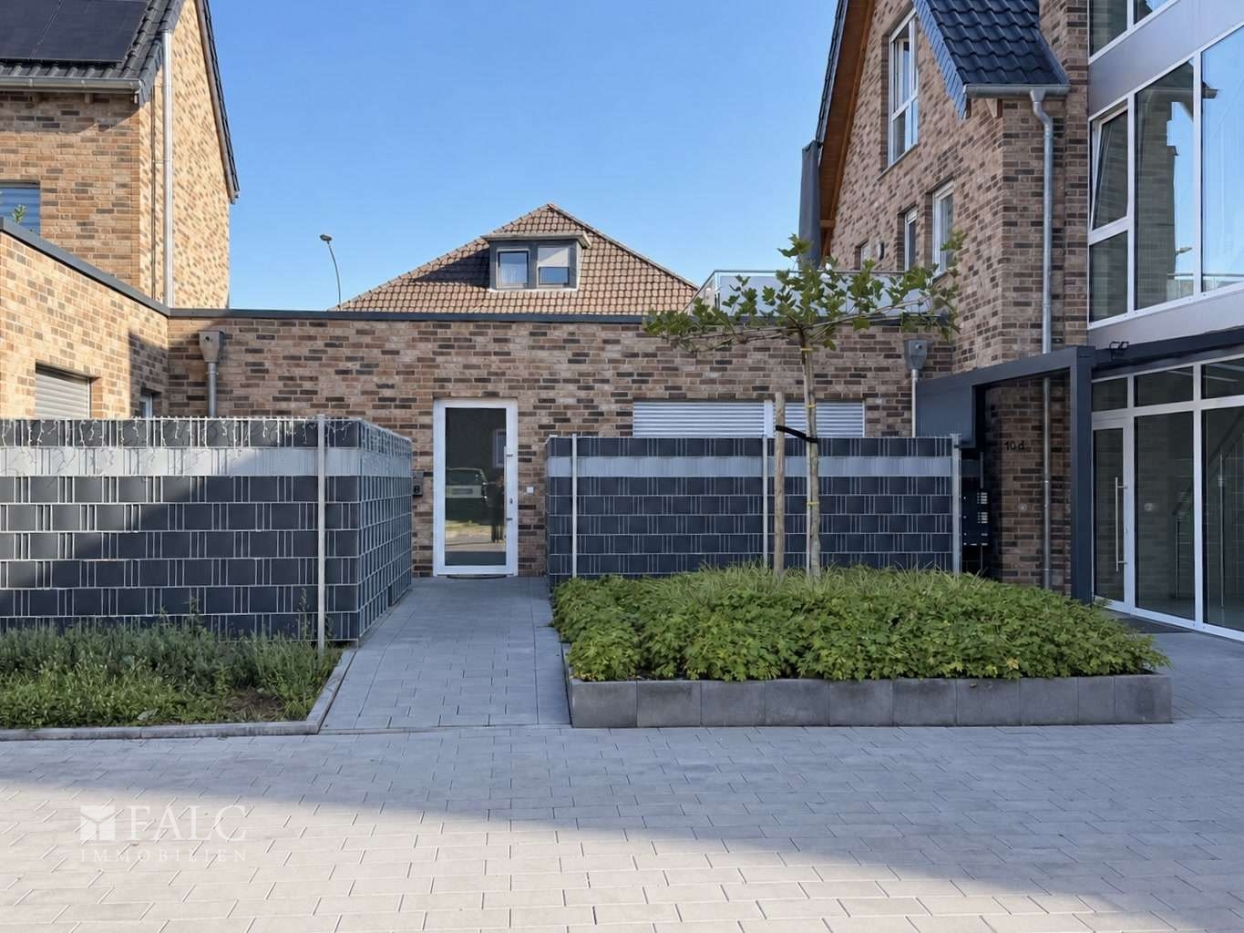 Dreizimmerwohnung im Erdgeschoss mit Loggia und kleinen Garten - Photo 5